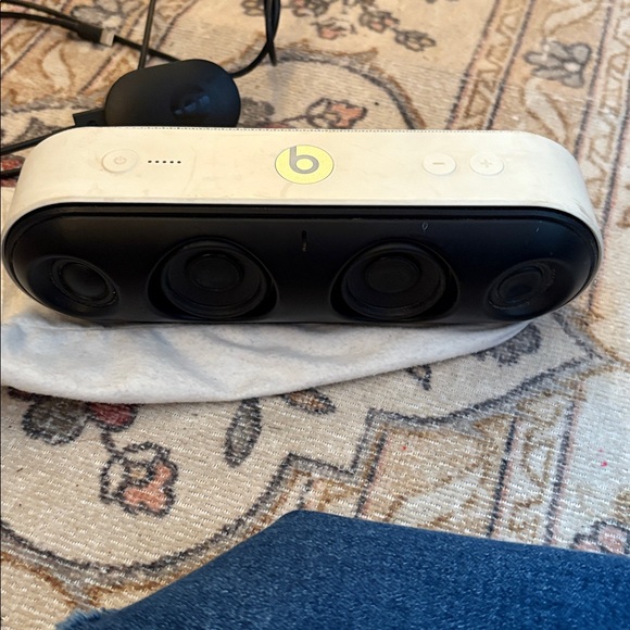 BEATS pill White Portable Bluetooth Speaker - Picture 3 of 5